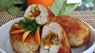 Рецепт Зраз куриных с сухофруктами под апельсиновым соусом