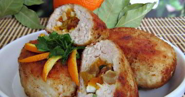 Рецепт Зраз куриных с сухофруктами под апельсиновым соусом