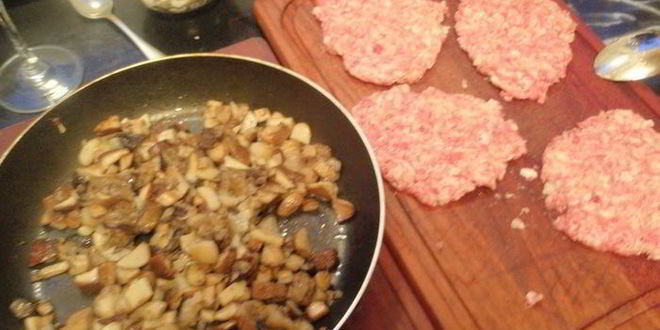 Рецепт зраз с лесными грибами под соусом