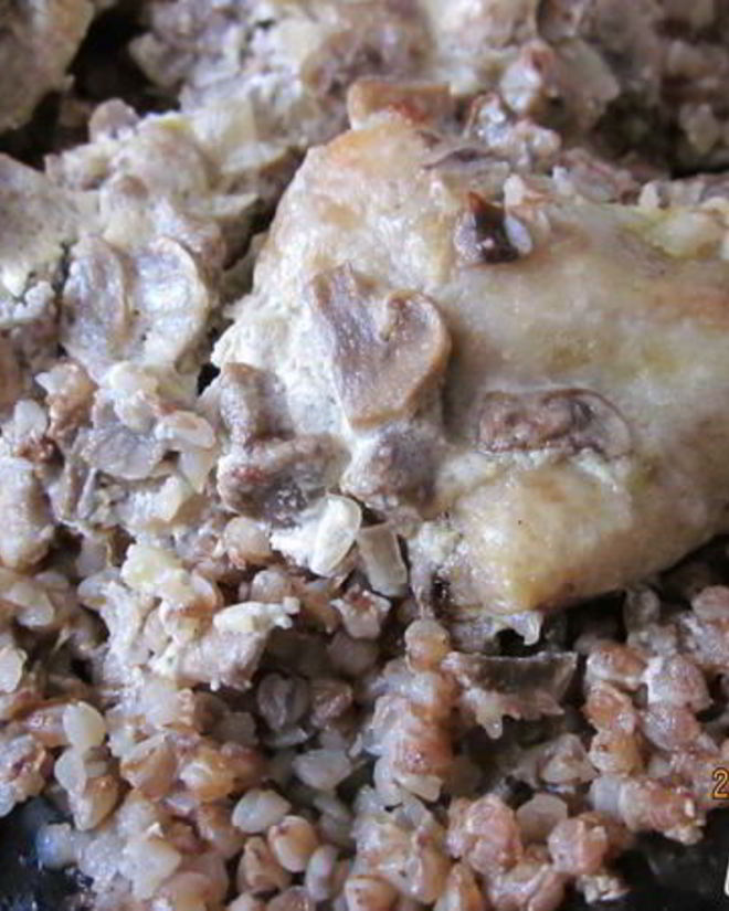 Рецепт гречки с курицей под сметанно-грибным соусом