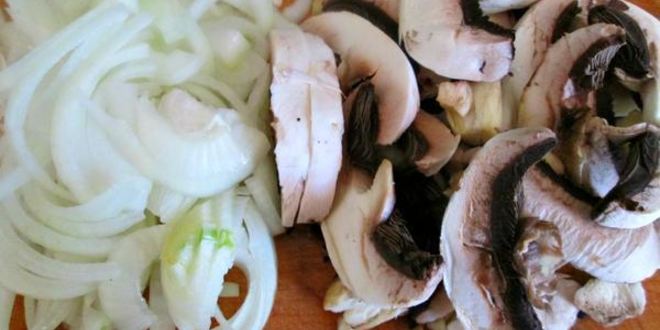 Рецепт гречки с курицей под сметанно-грибным соусом