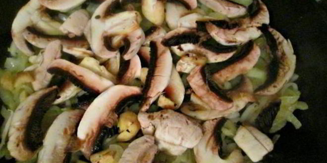 Рецепт гречки с курицей под сметанно-грибным соусом