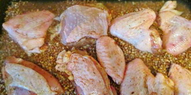 Рецепт гречки с курицей под сметанно-грибным соусом