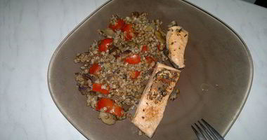 Рецепт Гречки с овощами, грибами и форель в собственном соку