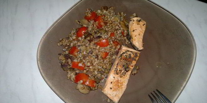 Рецепт Гречки с овощами, грибами и форель в собственном соку