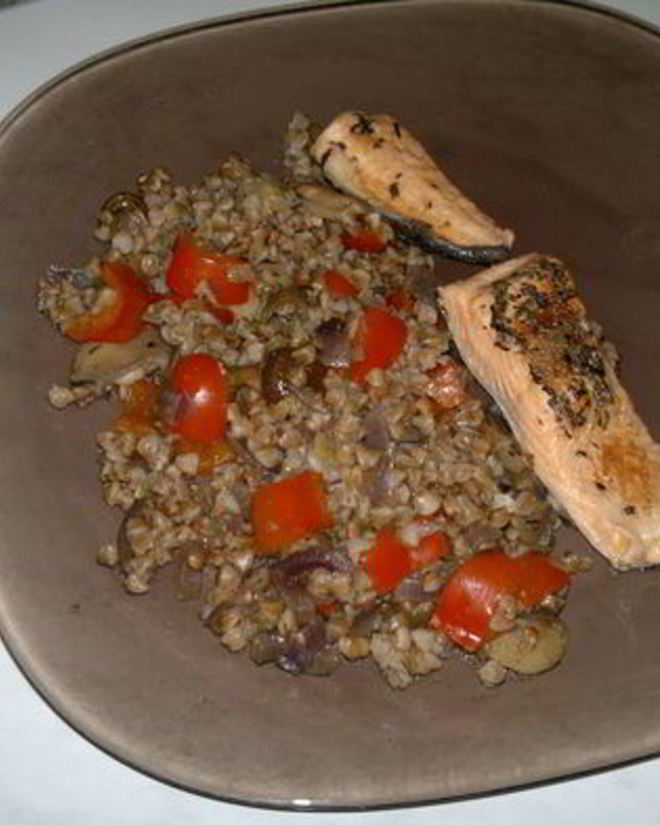 Рецепт гречки с овощами, грибами и форель в собственном соку