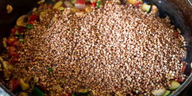 Рецепт гречневой каши с сезонными овощами