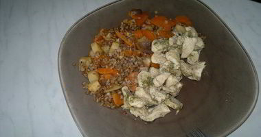 Рецепт Куриной грудки с зеленым хмели — сунели и гречка с сельдереем и морковью