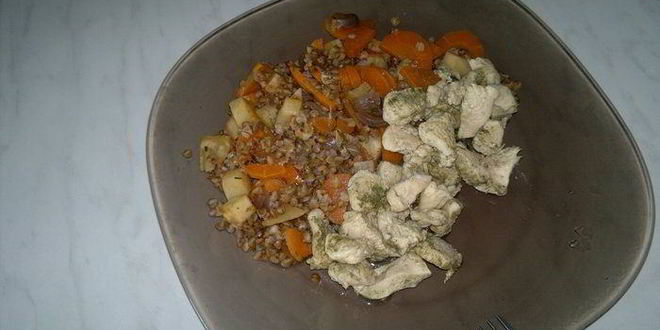 Рецепт Куриной грудки с зеленым хмели — сунели и гречка с сельдереем и морковью