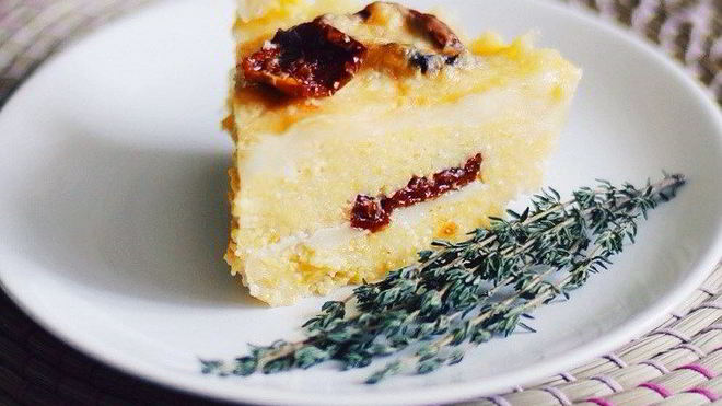 Рецепт поленты с моцареллой, вялеными помидорами и пряными травами