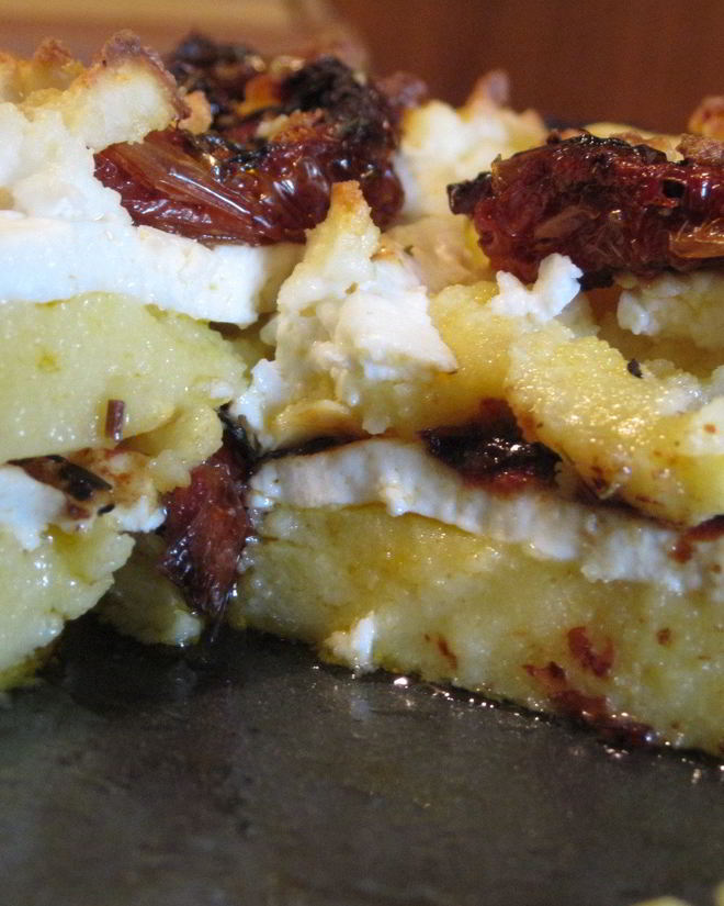 Рецепт поленты с моцареллой, вялеными помидорами и пряными травами