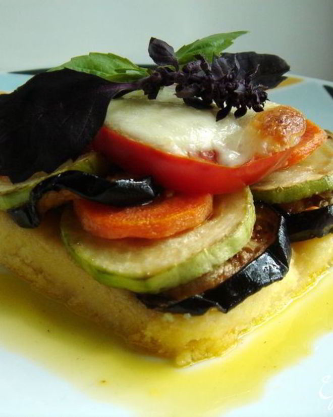 Рецепт поленты с сезонными овощами и беконом