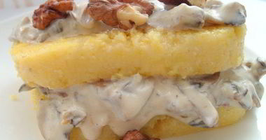 Рецепт Поленты, жаренной с грибами и соусом Дор Блю