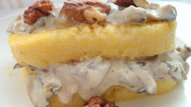 Рецепт поленты, жаренной с грибами и соусом дор блю