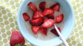 Рецепт Кокосовой манной каши с клубникой