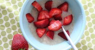 Рецепт Кокосовой манной каши с клубникой