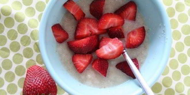 Рецепт Кокосовой манной каши с клубникой