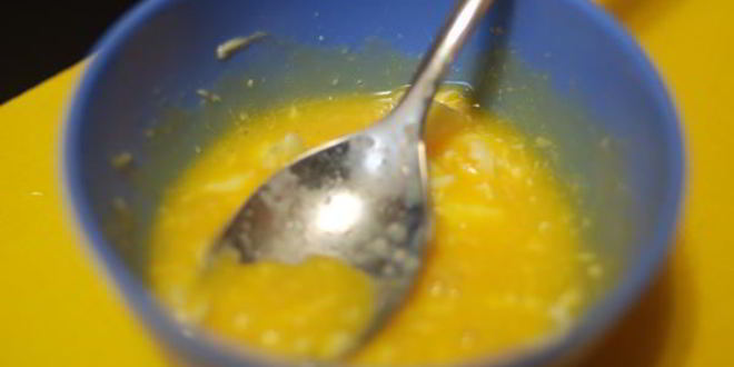 Рецепт манной каши на молоке с желтком