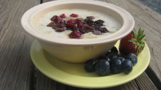 Рецепт Манной каши с белым и темным шоколадом и вяленой вишней