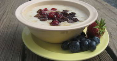 Рецепт Манной каши с белым и темным шоколадом и вяленой вишней