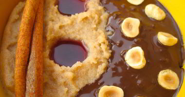 Рецепт Манной каши с фундуком, темным шоколадом и клюквенно-гранатовым соусом