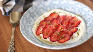 Рецепт Манной каши с клубникой и розовой водой