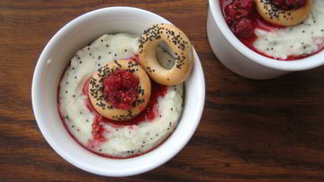 Рецепт Манной каши с маком, сушками и малиновым вареньем