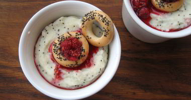 Рецепт Манной каши с маком, сушками и малиновым вареньем