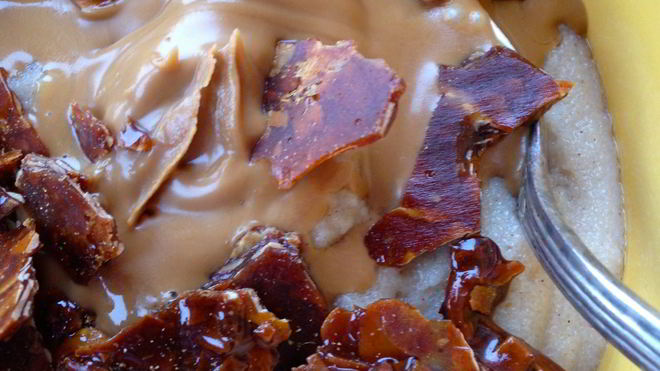 Рецепт манной каши с пряничной пастой и миндальными хлопьями