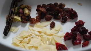 Рецепт Манной каши с шоколадной пастой и миндальными хлопьями