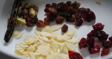 Рецепт Манной каши с шоколадной пастой и миндальными хлопьями