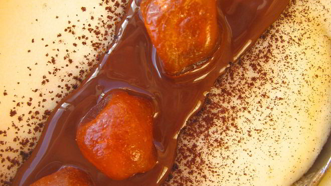 Рецепт манной каши с сушеными кумкватами и мятным шоколадным соусом