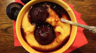 Рецепт Персиковой манной каши с ломтиками сливы в сиропе