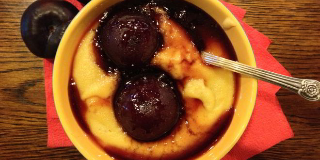 Рецепт Персиковой манной каши с ломтиками сливы в сиропе