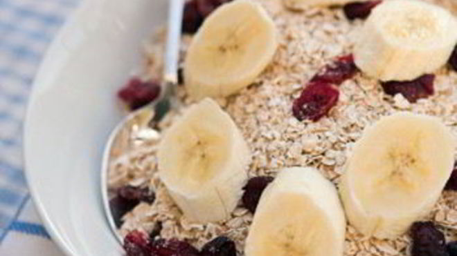 Рецепт быстрой овсянки с ягодами и бананами