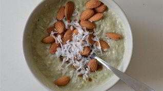 Рецепт Кокосовой овсяной каши с матчей и миндалем