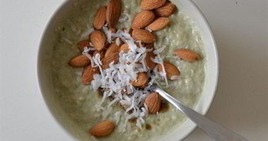 Рецепт Кокосовой овсяной каши с матчей и миндалем