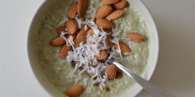 Рецепт Кокосовой овсяной каши с матчей и миндалем