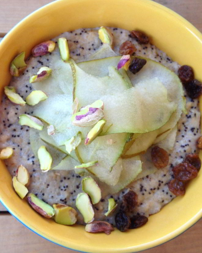 Рецепт овсяной каши с маком, изюмом и подсолнечными семечками