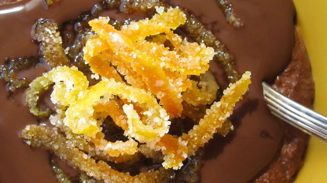 Рецепт овсяной каши с шоколадным пудингом и засахаренной апельсиновой цедрой