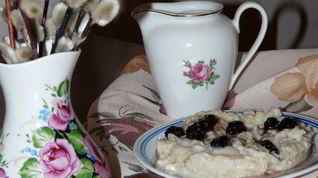 Рецепт Овсяной каши с вишневыми ягодами и молоком