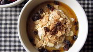 Рецепт Овсяной каши с виски, изюмом и миндалем