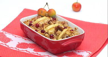 Рецепт Овсянки, запеченной с яблоками, клюквой и грецкими орехами