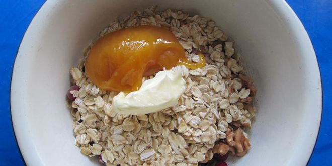 Рецепт овсянки, запеченной с яблоками, клюквой и грецкими орехами