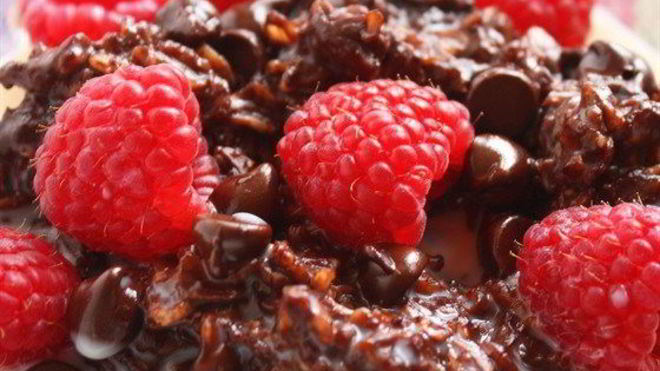 Рецепт шоколадной овсяной каши с малиной