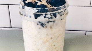 Рецепт Сырой овсяной каши с ягодами и миндалем