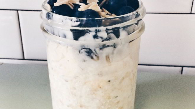 Рецепт сырой овсяной каши с ягодами и миндалем