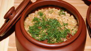 Рецепт Каши перловой с мясом, запеченная в горшочке