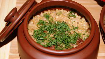 Рецепт Каши перловой с мясом, запеченная в горшочке