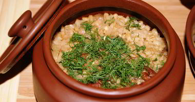 Рецепт Каши перловой с мясом, запеченная в горшочке